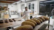 Hannes Behrens ist Bäckermeister in 8. Generation. Doch die nach wie vor hohen Energie- und Rohstoffpreise und seine Millionen-Investition ins Unternehmen setzen den 37-Jährigen derart unter Druck, dass er sich oft fragt: Wie soll es weiter gehen?