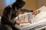 Tom (Milan Marcus) nimmt es sehr mit, dass es Hildegard (Antje Hagen) seinetwegen so schlecht geht.