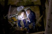 MDR Fernsehen IN ALLER FREUNDSCHAFT - FOLGE 613, "Offene Baustellen". Bei der Besichtigung eines alten Fabrikgeländes sind Sigrid Wolter (Clelia Sarto) und Harald Jost (Frank Vockroth) in einen alten Schacht gestürzt. Marie Stein, die unerlaubt auf einer Party in dieser Fabrik ist, findet Sigrid und ihren Ex-Mann und alarmiert sofort den Rettungswagen.