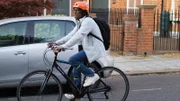 James (Rudi Dharmalingam) auf dem Weg zur Arbeit.