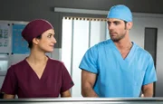 Während der OP-Vorbereitungen spricht Leyla (Sanam Afrashteh) Niklas (Roy Peter Link.) auf seine Beziehung mit Caro an. Niklas sagt zwar, es ist alle ok, aber er wirkt etwas zögerlich.