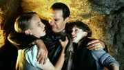 Der Schurke Emilio (Paul Herzberg, M.) erwischt Dick (Paul Child, l.) und George (Jemima Rooper) dabei, wie sie gemeinsam mit ihren Freunden ihn und einen anderen Gauner dabei beobachten, wie sie die beiden Kunstwerke in einer Höhle auf der Felseninsel verstecken. Kann es den fünf Freunden gelingen die Diebe zu stoppen?