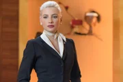 Solange Don Emilio ausfällt, steht Patricia (Miriam Giovanelli) vertretungshalber dem Verkaufspersonal vor.