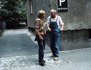 Peter Lustig (r.) ist über einem Kohlestückchen auf dem Bürgersteig ausgerutscht. Irritiert und verwundert über die herumliegende Kohle, spricht er den "Kohlemann"(l.) an. Dieser hat aber nur wenig Verständnis für Peters Fragerei.