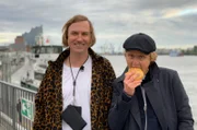 Pierre (re.) trifft Schauspieler Lars Eidinger zum gediegenen Fischbrötchenessen in Hamburg. Dabei papperlapappen die Beiden über ihre Ökobilanz, Masken und warum man einen Glühwein nach dem Grasrauchen trinkt.