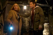 Scully (Gillian Anderson, l.) und Mulder (David Duchovny, r.) setzten alles daran, dass ihr Sohn nicht als Spielfigur im tödlichen Plan des Krebskandidaten missbraucht wird, doch können sie ihm überhaupt noch helfen?