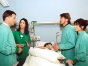 Dr.Elena Eichhorn (Cheryl Shepard, 2.v.l.) ist empört: Dr. Heilmann (Thomas Rühmann, links) erklärt den Sohn von Valerie Anja Kruse, rechts) Hendrik Stein (Tobias Hoesl) für hirntod und versucht ihn gegen das Gesetz als Herzspender für seinen Sohn zu requirieren.