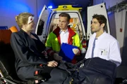 ARD/MDR IN ALLER FREUNDSCHAFT FOLGE 615, "Verlustangst". Die renommierte Medizinerin Professor Maria Schubert (Nina Franoszek, li.) wird vom Notarzt (Markus Neumann, mi.) mit Krämpfen im Bauch in die Sachsenklinik eingeliefert. Ihre Behandlung übernimmt Dr. Niklas Ahrend (Roy Peter Link, re.), den Prof. Schubert sofort als einen ihrer ehemaligen und besten Studenten wiedererkennt.