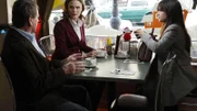 Brennans (Emily Deschanel, 2.v.li.) Vater Max (Ryan O'Neal) hat Brennans Großcousine Margaret (Zooey Deschanel) eingeladen, damit sie zusammen Weihnachten feiern.