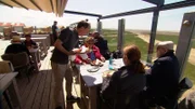 Gästeansturm in Sankt Peter-Ording. Auch im Restaurant am Südstrand fehlen Mitarbeiter im Service und in der Küche.