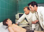 Lange dachte Fabian (Dominik Janisch, links), dass seine Krankheit nicht zu heilen sei, doch Prof. Simoni (Dieter Bellmann) und Dr. Brentano (Thomas Koch) eröffnen ihm dabei ganz andere Perspektiven...