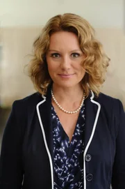 Regina (Maike Bollow) kommt aus einem streng katholischen Elternhaus. Anders als Margit Actis ist sie überzeugt von der Treue ihres Mannes und zieht nie in Betracht, dass er in seiner Ehe nicht die Erfüllung findet, die er braucht - bis ihr die Realität aufs Schmerzlichste vor Augen geführt wird ...