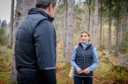 Alexandra (Daniela Kiefer, r.) ärgert sich über Christophs (Dieter Bach, l.) Alleingang in Bezug auf Hildegard.