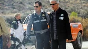 D.B. (Ted Danson, re.) und Nick (George Eads) betrachten das ausgebrannte Autowrack. War wirklich ein technischer Deffekt die Ursache der Explosion oder hat doch jemand nachgeholfen?