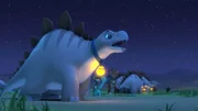 Die kleinen Rancher treiben zusammen mit Pa eine Herde von Stegosauriern auf die Weide und übernachten alle unter freiem Himmel. Um die Dinos bei Nacht sehen zu können, verteilt Miguel seine selbstgebauten Leuchtgläser.