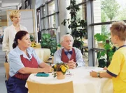 Der quirlige Heiko (Ludwig Zimmeck) hält während des Krankenhausaufenthaltes das ganze Personal (Andrea Kathrin Loewig, Ursula Karusseit, Fred Delmare v.l.n.r.) der Sachsenklinik in Trab.