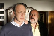 Herzberger (Dietmar Huhn, r.) ist sich sicher, dass LaCosa hinter dem Mord an Wolters Tochter Claudia steckt und überlegt mit Wolters (Christian Tasche), wie sie dem Drogenbaron das Handwerk legen können.