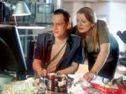 NDR Fernsehen TATORT, "Der schwarze Skorpion", Nach dem Tod von Prof. Sterndorff versuchen auch dessen Sohn Marc (Oliver Bröcker, links) und die geschiedene Frau (Christiane Zeiske, rechts) an die hochprofitablen Untersuchungsergebnisse heranzukommen, die im Computer passwortgeschützt gespeichert sind.