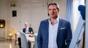 Christoph (Dieter Bach, r. mit Dirk Galuba, l.) setzt die Puzzleteile zusammen.