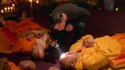 Nick (George Eads) untersucht die Leichen der vier Mönche, die durch einen gezielten Schuss in die Stirn starben.