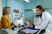Dr. Martin Stein (Bernhard Bettermann) hat sehr gute Nachrichten für Susanne Lorenz (Isabel Schosnig): Es gibt einen neuen Knochenmarkspender für Susannes Sohn Dominik. Doch Dominik selbst zweifelt am Sinn einer Weiterbehandlung, er hat schon etliche Chemotherapien hinter sich, eine Knochenmarktransplantation, Konditionierungen, Operationen ... der 16-Jährige kann einfach nicht mehr. Martin fragt Susanne Lorenz, ob sie sich sicher ist, dass ihr Sohn der Transplantation zustimmt - sie ist es.
