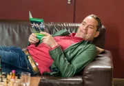 ARD HEITER BIS TÖDLICH - ZWISCHEN DEN ZEILEN, neue Krimi-Komödie mit 16 Folgen, Folge 5 "Zuviel Zukunft ist auch nicht gut", am Donnerstag (14.03.13) um 18.50 Uhr im Ersten. Fred (Christian Kahrmann) bringt seinen Kumpel Paul auf die Idee der Pferdewetten, um von seinen Schulden runter zu kommen.