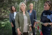 Kim (Amy Mußul, l.) und Ina (Melanie Marschke, 2.v.r.) befragen Philippa Gernot (Isabel Schosnig, 2.v.l.), die als Försterin auf dem Waldfriedhof arbeitet und den Toten gefunden hat.