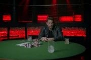 Kris (Marc Barthel) ist vom Dienst suspendiert, versucht aber dennoch herauszufinden, wer hinter dem Überfall auf die Pokerrunde steckt.