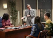 "The Big Bang Theory", "Das Roller-Revival." Nach Amys Wutanfall werden Amy und Sheldon in die Personalabteilung gerufen. Dort wartet eine wütender Präsident Siebert auf sie, der den beiden gehörigen den Kopf wäscht. Alle Chancen auf den Nobelpreis scheinen durch den Eklat vertan zu sein. Besonders Amy wird bewusst, welche Chane sie mit ihrem Verhalten vertan hat. Sie hätte ein weibliches Vorbild für tausende junge Wissenschaftlerinnen sein können. Howard hingegen wird an seine Jugend erinnert, als er einen Motorroller sieht.Im Bild (v.li.): Regina King (Janine), Joshua Malina (President Siebert), Mayim Bialik (Amy Farrah Fowler), Jim Parsons (Sheldon Cooper).