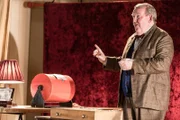 Samuel Hinds (Nigel Betts) leitet den Bingo-Abend in Kembleford.
