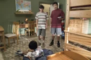 Emery (Forrest Wheeler) und Eddie (Hudson Yang, r.) spielen ihrem kleinen Bruder Evan (Ian Chen, l) einen gemeinen Streich.