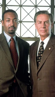 Detective Ed Green (Jesse L. Martin) und Jack McCoy (Sam Waterston, re.)