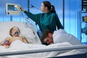 Clemens Körner (Kai Scheve, re.) spukt mittlerweile Blut, verweigert aber immer noch jede Untersuchung oder Behandlung. Er wird nicht von der Seite seiner kleinen Tochter Julia (Frida Elise Pechstein, li.) weichen. Oberschwester Arzu (Arzu Bazman) muss an ihre Kinder denken und in einer Übersprunghandlung schaltet sie die Kontrollgeräte von Julia ab.