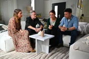 Jenny (Kaja Schmidt-Tychsen, 2.v.r.) wird von Nathalie (Amrei Haardt), Ingo (André Dietz, 2.v.l.) und Ben (Jörg Rohde) aufgefangen.