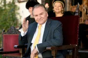 Wöller (Fritz Wepper) platzt vor Stolz: Im Klosterhof läuft die Generalprobe für die Ritterspiele. Im HG seine Sekretärin Marianne Laban (Andrea Wildner).
