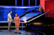 ARD GEFRAGT - GEJAGT FOLGE 737, "Alexander Bommes präsentiert beliebtes Quizformat", am Montag (13.05.24) um 18:00 Uhr im ERSTEN. Moderator Alexander Bommes (l.) mit der Kandidatin Maria Braune (2.v.l.) und dem Jäger, Sebastian Jacoby (r.). SPERRVERMERK: