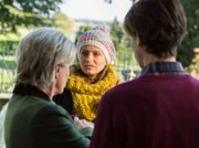 ARD/HEITER BIS TÖDLICH - ZWISCHEN DEN ZEILEN, neue Krimi-Komödie mit 16 Folgen, Folge 6 "Lieber reich und tot", am Donnerstag (21.03.2013) um 18.50 Uhr im Ersten. Maja (Josephine Schmidt, M.) ist bei Witwe Bernhard (Manuela Alphons, l.) und ihrem Sohn (Gregoire Gros, r.). Die Witwe will nicht mit Maja reden.
