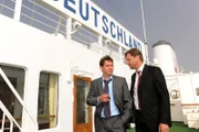 Überraschend erhält Klaus (Nicki von Tempelhoff, r.) Besuch von seinem Bruder Thomas (Tom Mikulla, l.) auf der "MS Deutschland".