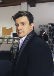 "New York Ledger" hat eine Liste der zehn begehrtesten Junggesellen New Yorks veröffentlicht. Richard Castle (Nathan Fillion), der auf Platz neun gelandet ist, ist über den Artikel unter dem Bild nicht sehr erfreut ...