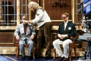 "Wetten, dass ...?": Gottschalk hält Kandidaten Geldscheine vor das Gesicht.