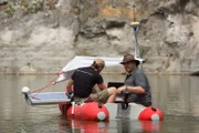 Josh Gates (r.)