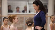 Die kleine Scout (Ashleigh Ross, l.) steht eingeschüchtert vor Miss Rain (Tara Morice, r.) sie hat eigentlich keinen regulären Termin zum Vortanzen. Doch Tara, Christian, Kat und Petra glauben an Scout und schmuggeln sie deshalb in die Tanzprüfung.