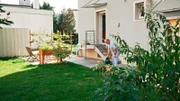 Gereon Niekamp ist Besitzer eines Hauses mit Garten. Wenn bald seine Kinder ausziehen, fürchtet der alleinstehende Lehrer, dass es im Alter zu einsam werden könnte. Allein möchte er in seinem Haus nicht leben.