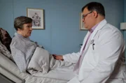 Hans-Peter Brenner (Michael Trischan) macht sich Sorgen um seine Mutter Luise (Monika Lennartz). Sie hat sich nach ihrem Schlaganfall nun auch noch kompliziert die Schulter gebrochen. Hans-Peter wird klar, dass Luise nicht mehr alleine in ihre Wohnung zurück kann und die beiden von nun an wieder zusammenwohnen werden. Luise erkundigt sich nach dem Ergebnis seiner letzten Medizinprüfung, doch Hans-Peter kennt es noch nicht. Er traut sich nicht, den Umschlag der Universität zu öffnen.