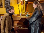ARD/HEITER BIS TÖDLICH - ZWISCHEN DEN ZEILEN, neue Krimi-Komödie mit 16 Folgen, Folge 6 "Lieber reich und tot", am Donnerstag (21.03.2013) um 18.50 Uhr im Ersten. Maja (Josephine Schmidt, r.) holt den betrunkenen Paul (Ole Puppe, l.) bei seinem Stammitaliener ab. Paul beteuert, dass er ein besserer Journalist werden will.
