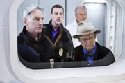 Müssen einen neuen Fall lösen - der es in sich hat: Gibbs (Mark Harmon, l.), McGee (Sean Murray, 2.v.l.), Ducky (David McCallum, r.) und Captain RJ Hammond (Brett Rice, 2.v.r.) ...