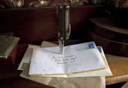Durch Briefe und ein Messer bekommt Sherlock Holmes eine eindeutige Nachricht übermittelt: sein Leben ist in Gefahr.