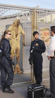 Brennan (Emily Deschanel, l.), Cam (Tamara Taylor) und Booth (David Boreanaz) untersuchen eine völlig verweste Leiche, die nach Myrrhe und Weihrauch riecht und am Zaun einer Fabrik hängt. Schnell wird klar, dass diese Leiche nicht verwest, sondern mumifiziert ist...