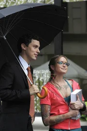 Tory Payne (Kaylee DeFer, re.) und Sweets (John Francis Daley)
