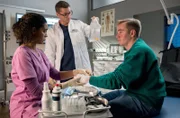 Dr. Elias Bähr (Stefan Ruppe) und Dr. Emma Jahn (Elisa Agbaglah) versorgen Tim Gillich (Philipp Franck), ein Patient mit rätselhaft geschwollenen Händen.